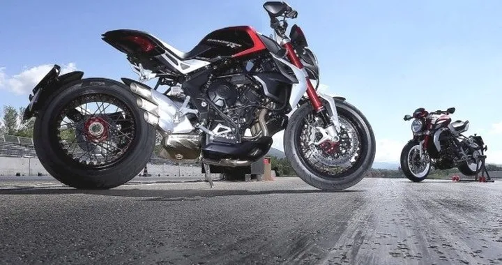 MV Agusta Dragster 800 RR 2015: foto, video, dettagli e scheda tecnica