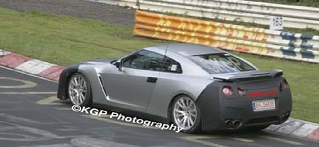 Nissan Skyline 2008: foto spia