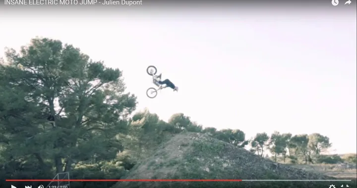 Acrobazie con la moto elettrica [Video]