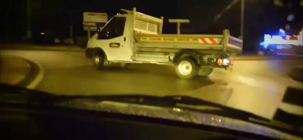 Video: Drift in rotonda con il camion