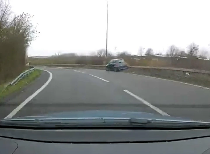 Sorpasso azzardato allo svincolo: perde il controllo e si schianta [Video]