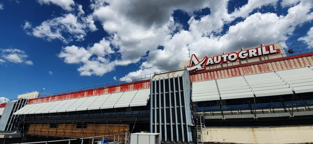 Figlio abbandonato all'Autogrill: lo manterrà il Comune