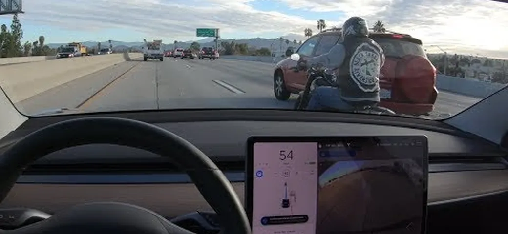 Guida autonoma: l'Autopilot di Tesla riesce a vedere le moto?