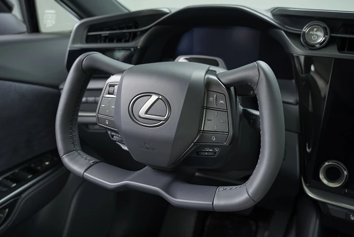 Cina, non solo maniglie a scomparsa: divieto per il volante a cloche