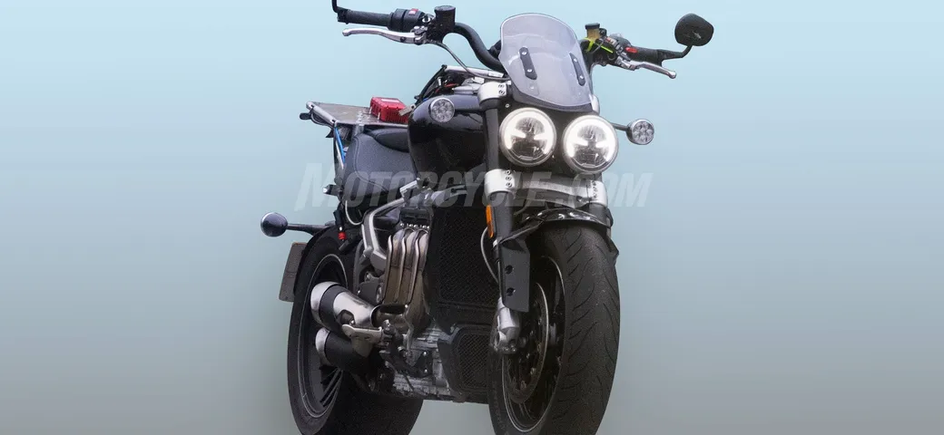 Triumph Rocket III: le prime foto della cruiser britannica