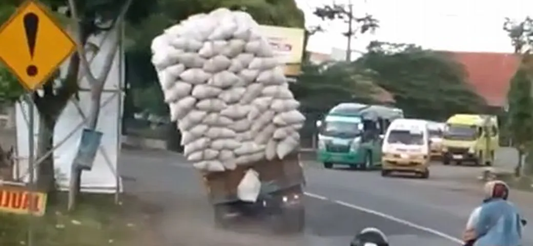 Indonesia: stracarico di sacchi, curva e patatrac!