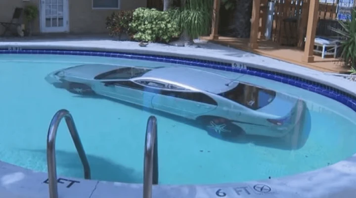 Donna finisce con la sua auto dentro la piscina: è successo in Florida [VIDEO]