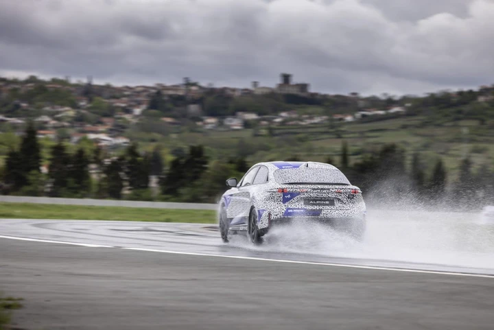 Alpine A390, manca poco al debutto della sportiva fastback: come sarà