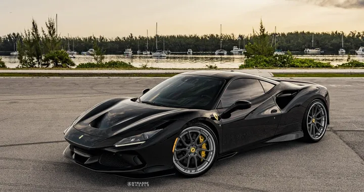 Ferrari F8 Tributo: ancora più aggressiva con i cerchi Strasse