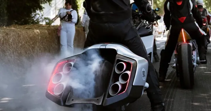 BMW Vision K18 protagonista a Goodwood: il sei cilindri sembra un jet in decollo [VIDEO]