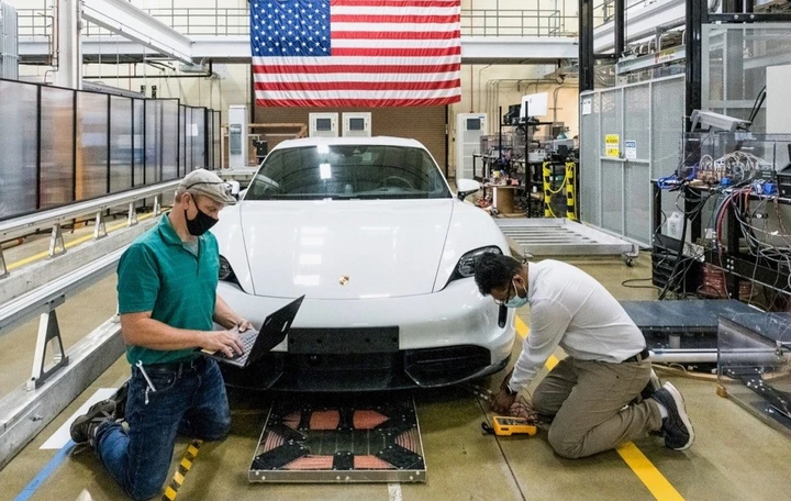 Ricarica veloce auto elettriche: Porsche punta sull’induzione