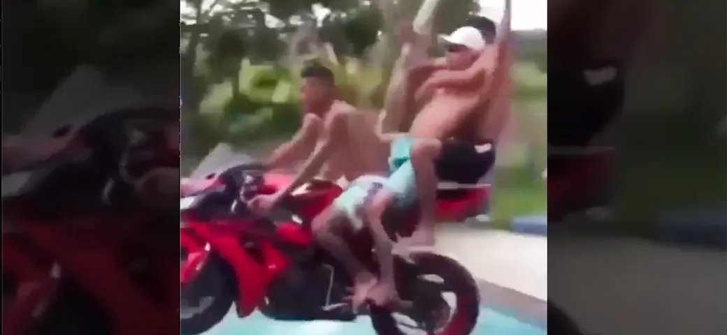 Un tuffo in piscina in moto: un gesto senza senso (Video)