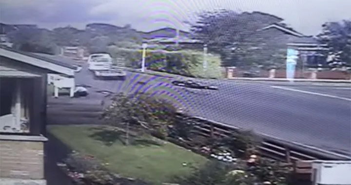 Cade all'incrocio, un furgoncino lo evita per miracolo [Video]