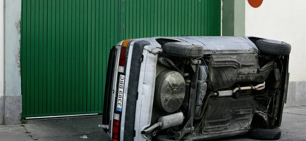 Una cimice gli vola nell'occhio e l'auto si ribalta