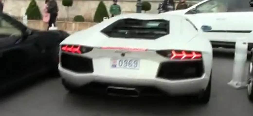 L'Aventador sfida la RAV4. L'Epic Fail è del parcheggiatore