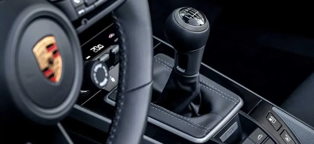 Porsche, il cambio manuale resta al suo posto: scelta di cuore