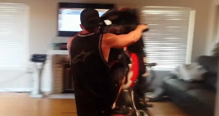 Impenna in salotto con la sua moto [Video]