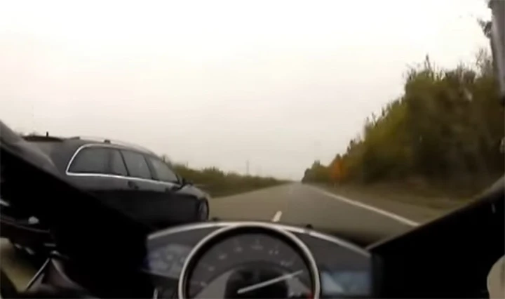 Mercedes C63 AMG vs Yamaha R1: sfida al oltre 300 km