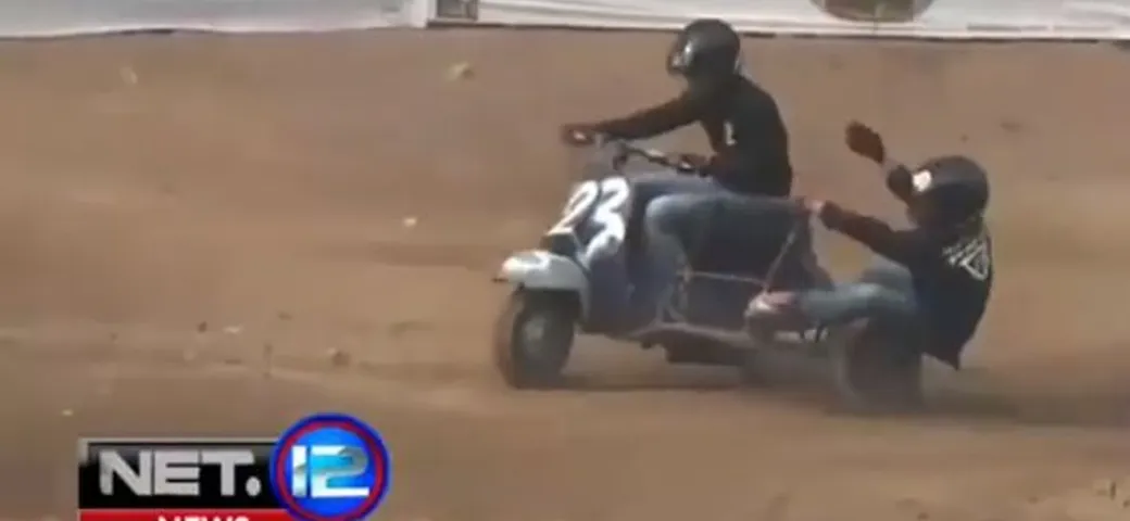 Video: una gara di sidecar cross... con le Vespa!