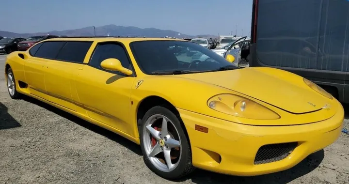 Una limousine Ferrari, oggetto stravagante: il prezzo è stracciato