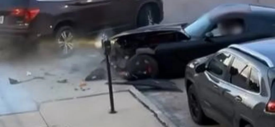 Con la Dodge Viper fa lo show, ma piomba su un'auto parcheggiata | Video