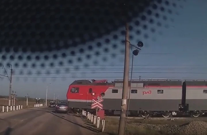 Russia: auto travolta al passaggio a livello [Video]