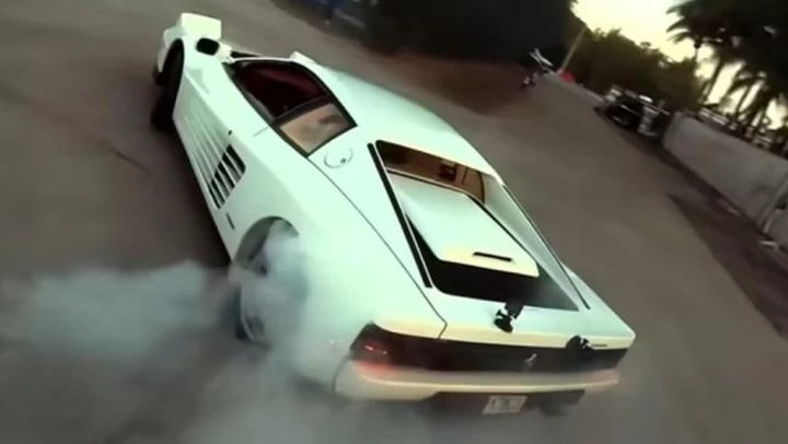Come in Miami Vice, Hamilton si esalta con la Ferrari Testarossa bianca