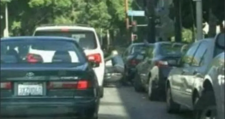 Brad Pitt cade in moto per la gioia dei paparazzi