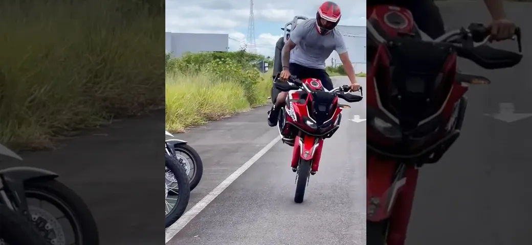 Honda Africa Twin, stoppie e parcheggio perfetto (Video)