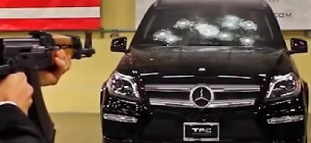 Test blindatura: il CEO è nell'auto crivellata a colpi di Kalashnikov [Video]