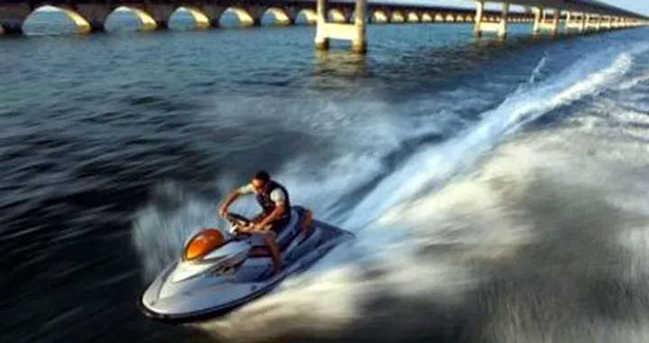 In sella con 255cv, ma sul mare