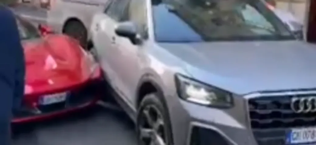 Milano: colpisce una Ferrari con il SUV e scappa [Video]