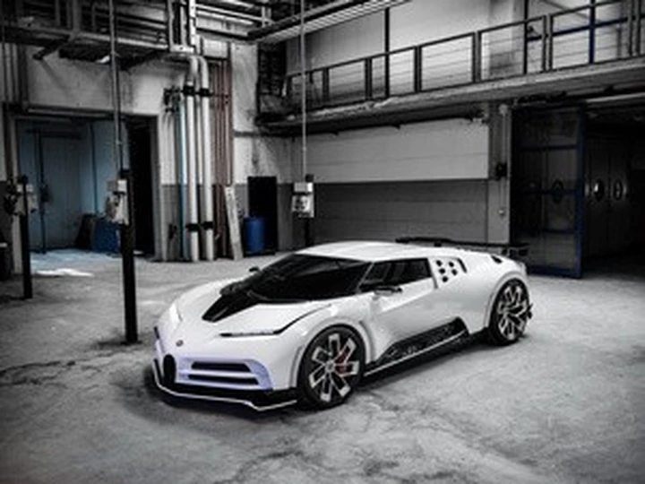 Bugatti Centodieci nel garage di Ronaldo dopo lo scudetto della Juventus