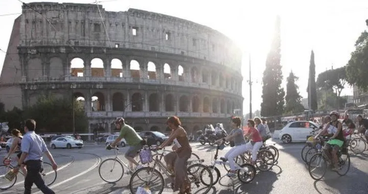 Automobilisti VS Pedoni VS Ciclisti: la guerra infinita