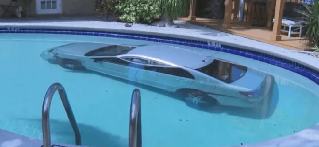 Donna finisce con la sua auto dentro la piscina: è successo in Florida [VIDEO]