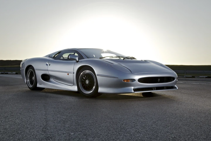Jaguar XJ220 all'asta in Svizzera: un sogno per i collezionisti