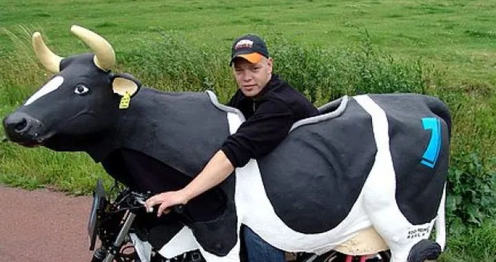 Foto del giorno: CowBike, la prima mucca a 4 tempi