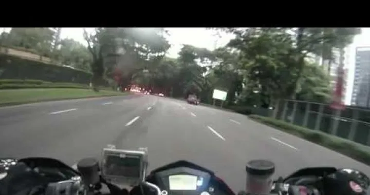 A Singapore con una Ducati Hypermotard 1100S