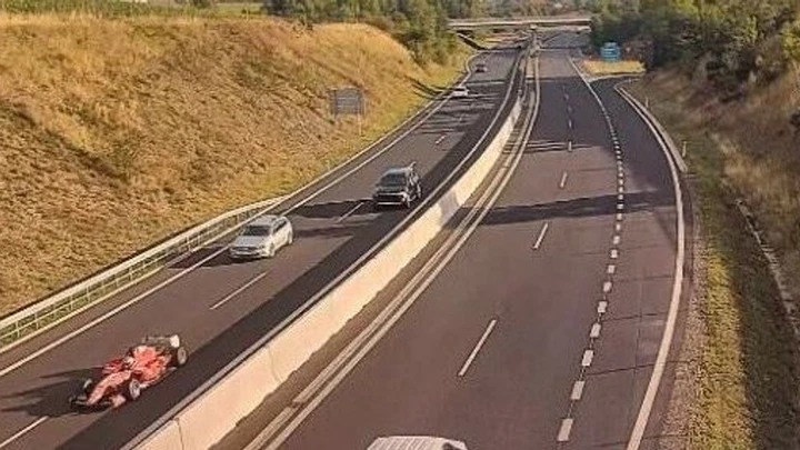 Pilota fantasma arrestato: sfrecciava in autostrada su una 