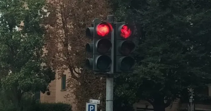 Il semaforo rosso mostra il Cavallino Rampante: dove si trova