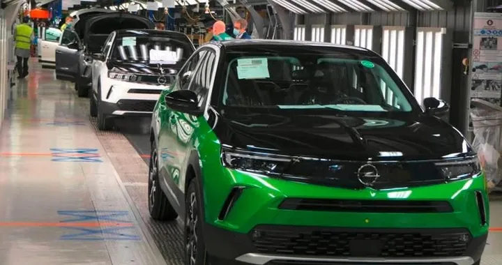 Crisi auto in Francia: Poissy chiude la produzione entro il 2028