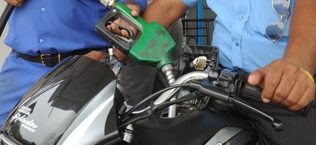 Benzina: rialzo delle accise rinviato al 2016