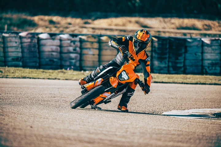 Nuove KTM 125 e 390 SMC R: debutto sul mercato con stile