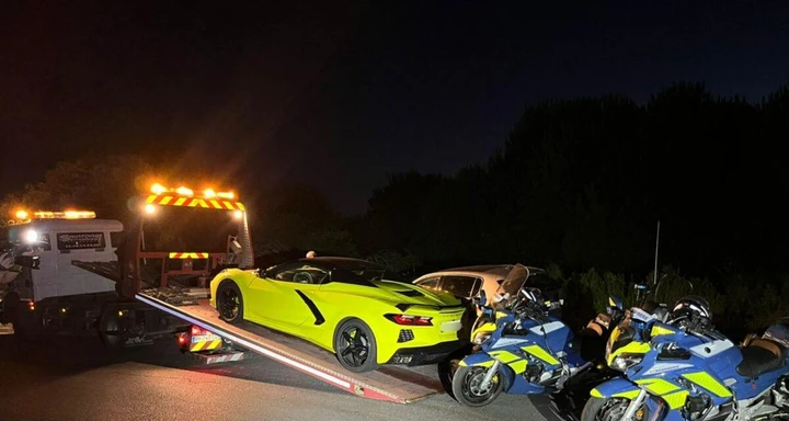 Corre a tutta velocità con la Corvette, ma viene beccato dalla Polizia: finisce male