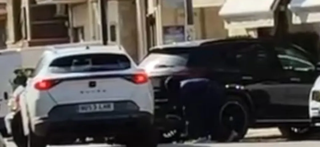 Banda di ladri mascherati ruba un SUV in pieno giorno: colpo filmato