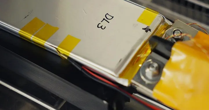 Addio attese: la moto elettrica si ricarica in 4 minuti e mezzo