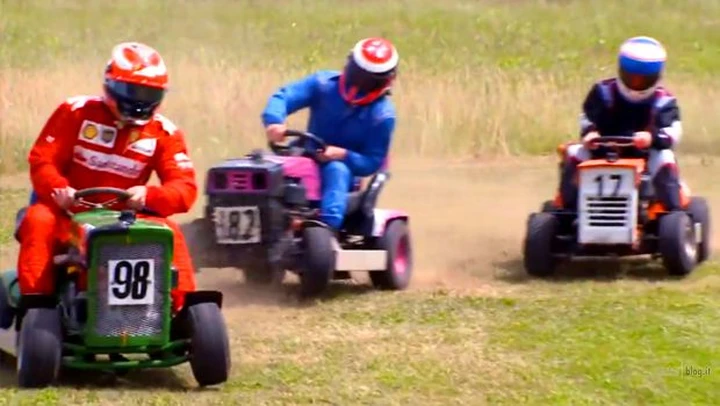 I Piloti della Formula 1 si sfidano sui tagliaerba in Video