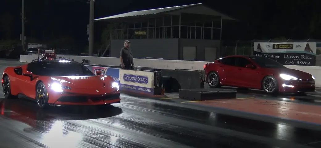 Ferrari SF90 Stradale vs Tesla Model S Plaid: chi vince la drag race? [Video]