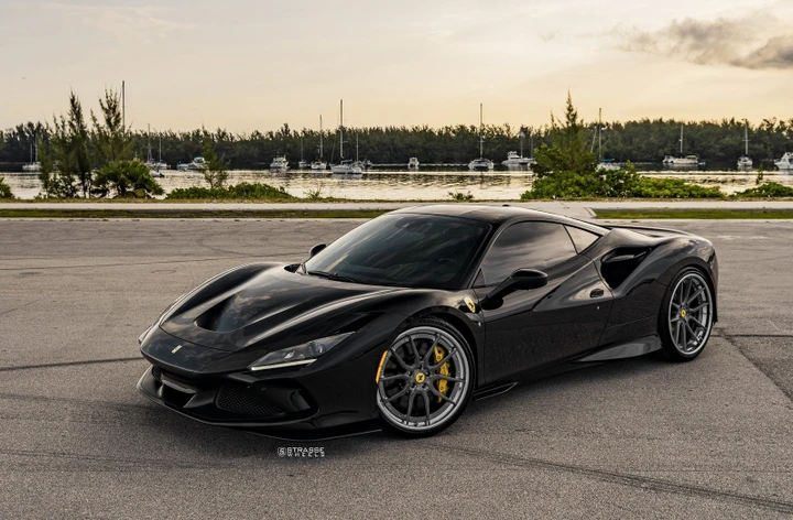 Ferrari F8 Tributo: ancora più aggressiva con i cerchi Strasse