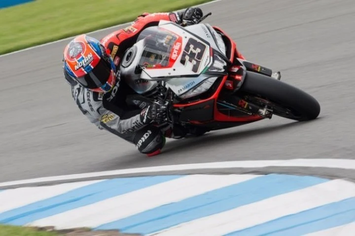 SBK Donington: Superpole bagnata, ma Davide Giugliano regala un raggio di sole alla Ducati. Ottimo Melandri (Aprilia) terzo